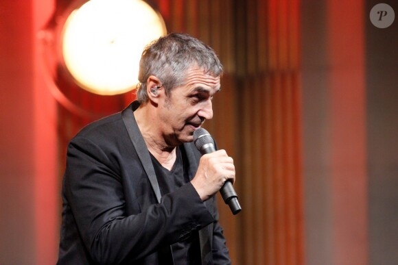 Julien Clerc en concert lors du Fnac Live Festival à l'Hôtel de Ville à Paris, le 6 juillet 2017. © Lise Tuillier/Bestimage