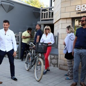 Le président de la République française Emmanuel Macron et sa femme, la première dame Brigitte (Trogneux) vont faire une balade à vélo au Touquet, France, le 17 juin 2017. © Sébastien Valiela-Dominique Jacovides/Bestimage  French president Emmanuel Macron and his wife, First lady Brigitte Macron (Trogneux) are seen riding a bike in Le Touquet, France, June 17th, 2017.17/06/2017 - Le Touquet