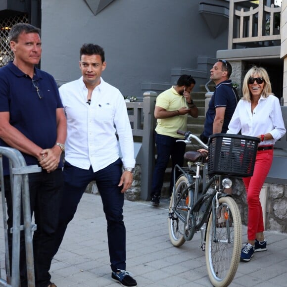 Le président de la République française Emmanuel Macron et sa femme, la première dame Brigitte (Trogneux) vont faire une balade à vélo au Touquet, France, le 17 juin 2017. © Sébastien Valiela-Dominique Jacovides/Bestimage  French president Emmanuel Macron and his wife, First lady Brigitte Macron (Trogneux) are seen riding a bike in Le Touquet, France, June 17th, 2017.17/06/2017 - Le Touquet