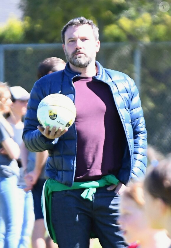 Ben Affleck emmène sa fille Seraphina jouer au football dans un parc à Los Angeles, le 1er avril 2017