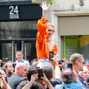 La star Céline Dion à la sortie de l'hôtel Le Royal Monceau à Paris, France, le 9 juillet 2017.