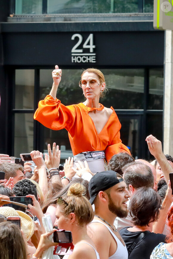 Céline Dion à la sortie de l'hôtel Le Royal Monceau à Paris, France, le 9 juillet 2017.