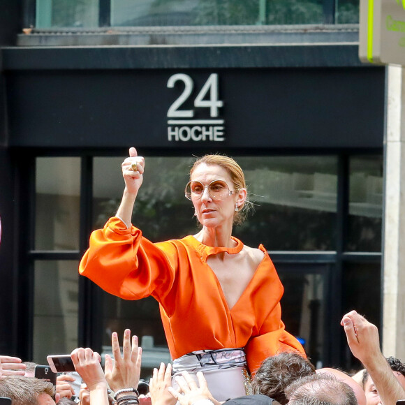 Céline Dion à la sortie de l'hôtel Le Royal Monceau à Paris, France, le 9 juillet 2017.