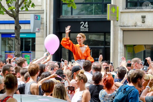 Céline Dion à la sortie de l'hôtel Le Royal Monceau à Paris, France, le 9 juillet 2017.
