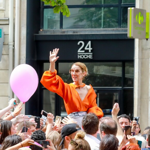 Céline Dion à la sortie de l'hôtel Le Royal Monceau à Paris, France, le 9 juillet 2017.