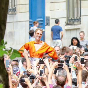 Céline Dion à la sortie de l'hôtel Le Royal Monceau à Paris, France, le 9 juillet 2017.