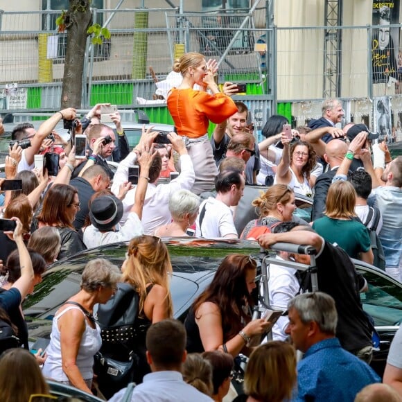 Céline Dion à la sortie de l'hôtel Le Royal Monceau à Paris, France, le 9 juillet 2017.