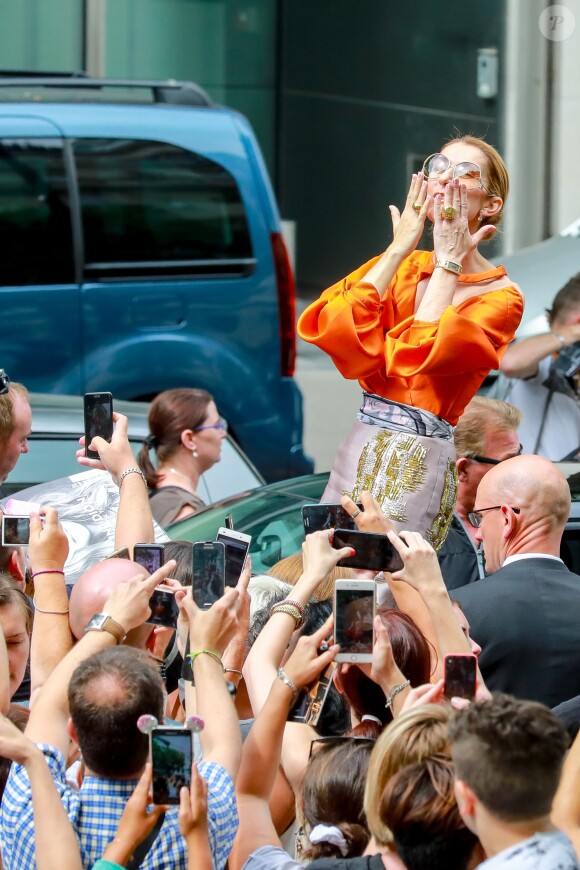 Céline Dion à la sortie de l'hôtel Le Royal Monceau à Paris, France, le 9 juillet 2017.