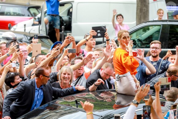 Céline Dion à la sortie de l'hôtel Le Royal Monceau à Paris, France, le 9 juillet 2017.
