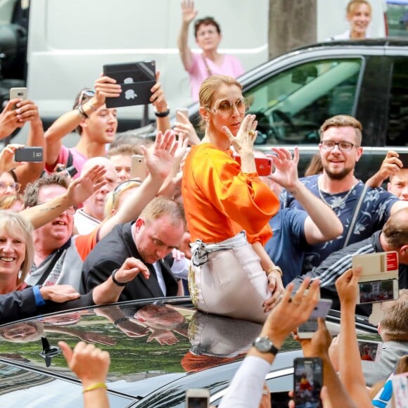 Céline Dion à la sortie de l'hôtel Le Royal Monceau à Paris, France, le 9 juillet 2017.