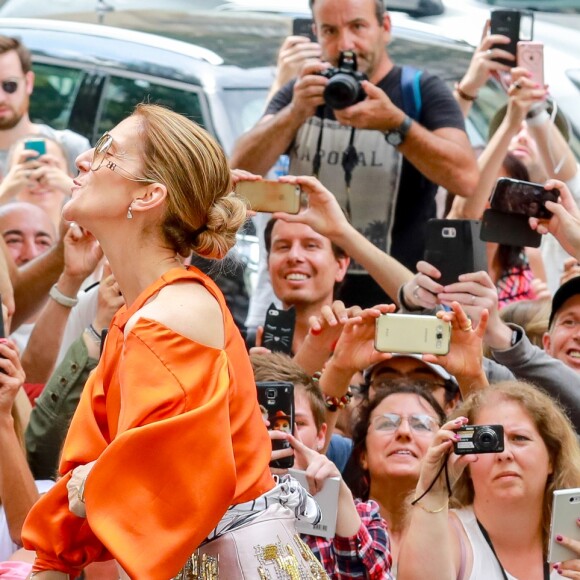 Céline Dion à la sortie de l'hôtel Le Royal Monceau à Paris, France, le 9 juillet 2017.