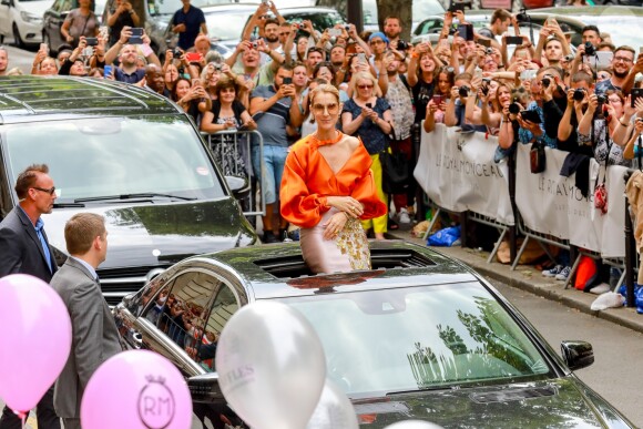 Céline Dion à la sortie de l'hôtel Le Royal Monceau à Paris, France, le 9 juillet 2017.