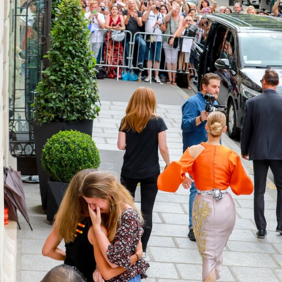 Céline Dion à la sortie de l'hôtel Le Royal Monceau à Paris, France, le 9 juillet 2017.