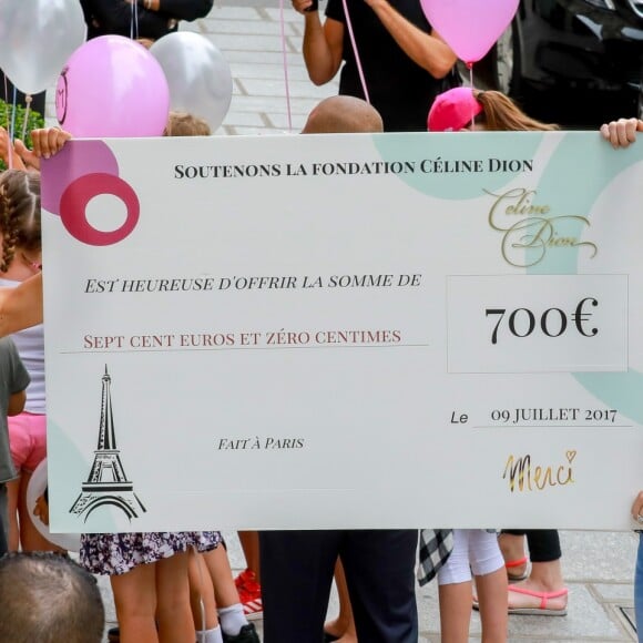 Céline Dion à la sortie de l'hôtel Le Royal Monceau à Paris, France, le 9 juillet 2017. La diva reçoit un chèque de 700 euros pour sa fondation.