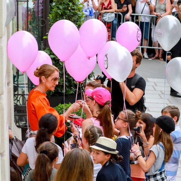 Céline Dion à la sortie de l'hôtel Le Royal Monceau à Paris, France, le 9 juillet 2017.