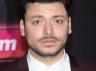 Kev Adams, torse nu : Ses abdos en béton et son corps de rêve font sensation