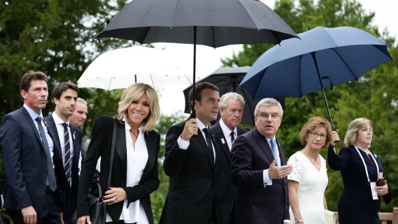 Emmanuel et Brigitte Macron : En marche malgré la pluie pour les JO