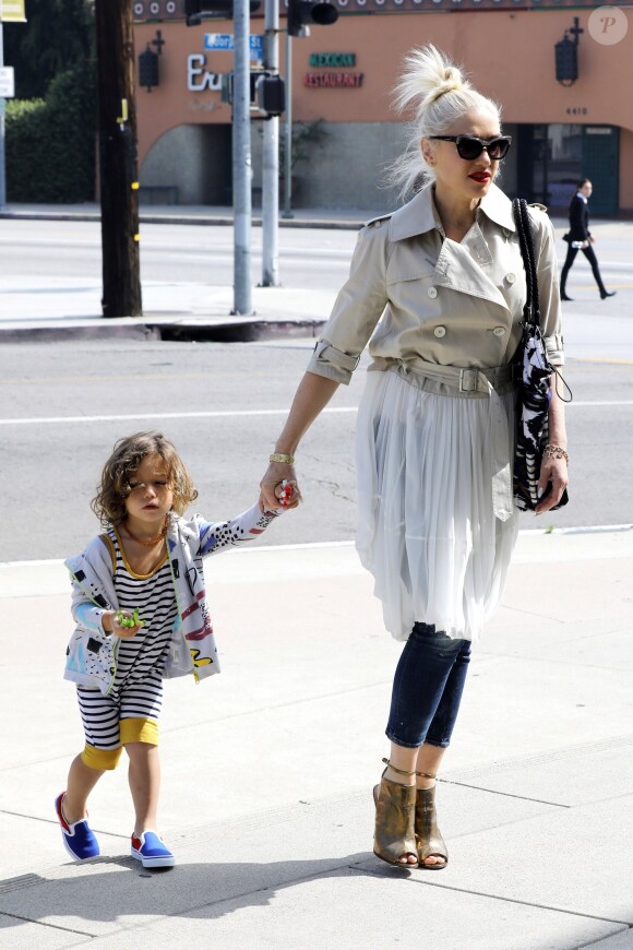 Gwen Stefani à la sortie d'une église accompagnée de ses enfants Kingston, Zuma et Apollo à Los Angeles, le 4 juin 2017