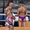 Hailey Baldwin passe la journée en bateau avec Joe Jonas et Wilmer Valderrama à Miami, le 7 juillet 2017
