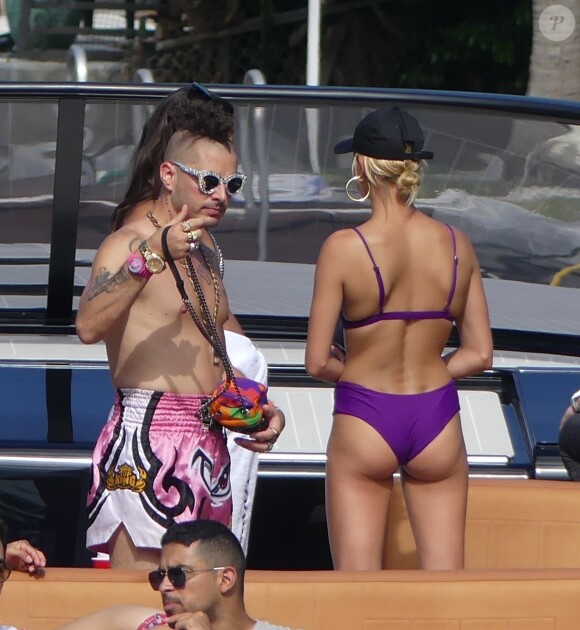 Hailey Baldwin passe la journée en bateau avec Joe Jonas et Wilmer Valderrama à Miami, le 7 juillet 2017