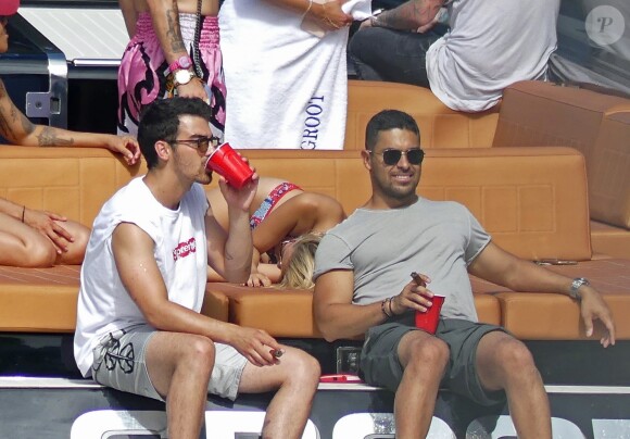 Hailey Baldwin passe la journée en bateau avec Joe Jonas et Wilmer Valderrama à Miami, le 7 juillet 2017
