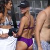Hailey Baldwin passe la journée en bateau avec Joe Jonas et Wilmer Valderrama à Miami, le 7 juillet 2017
