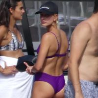 Hailey Baldwin : Bikini moulant pour une sortie en bateau avec Joe Jonas