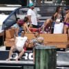 Hailey Baldwin passe la journée en bateau avec Joe Jonas et Wilmer Valderrama à Miami, le 7 juillet 2017