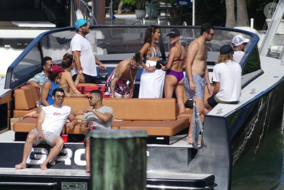 Hailey Baldwin passe la journée en bateau avec Joe Jonas et Wilmer Valderrama à Miami, le 7 juillet 2017