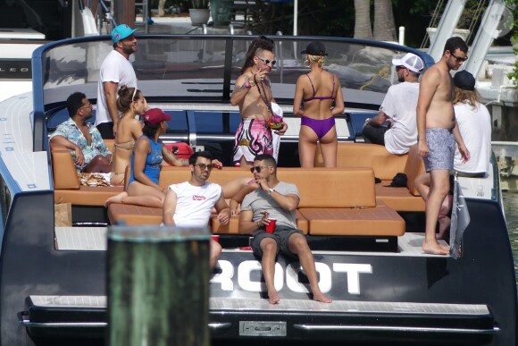 Hailey Baldwin passe la journée en bateau avec Joe Jonas et Wilmer Valderrama à Miami, le 7 juillet 2017