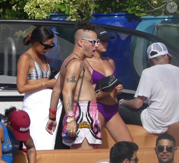 Hailey Baldwin passe la journée en bateau avec Joe Jonas et Wilmer Valderrama à Miami, le 7 juillet 2017