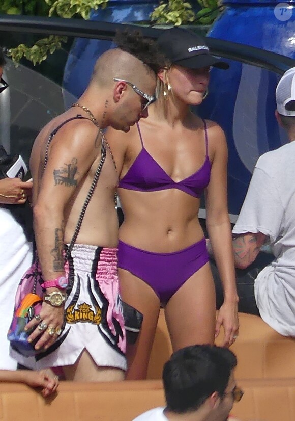 Hailey Baldwin passe la journée en bateau avec Joe Jonas et Wilmer Valderrama à Miami, le 7 juillet 2017