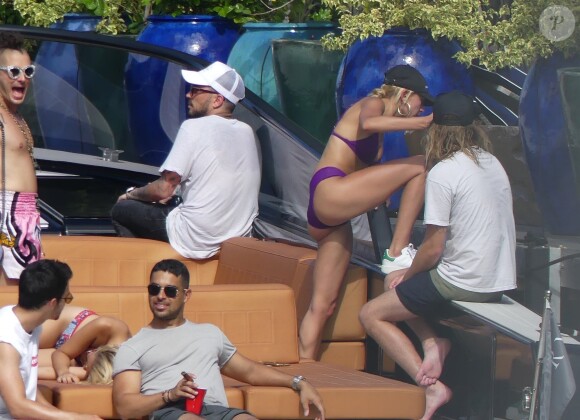 Hailey Baldwin passe la journée en bateau avec Joe Jonas et Wilmer Valderrama à Miami, le 7 juillet 2017
