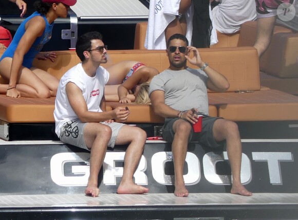 Hailey Baldwin passe la journée en bateau avec Joe Jonas et Wilmer Valderrama à Miami, le 7 juillet 2017