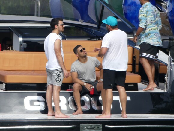 Hailey Baldwin passe la journée en bateau avec Joe Jonas et Wilmer Valderrama à Miami, le 7 juillet 2017