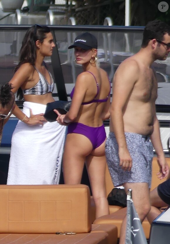 Hailey Baldwin passe la journée en bateau avec Joe Jonas et Wilmer Valderrama à Miami, le 7 juillet 2017