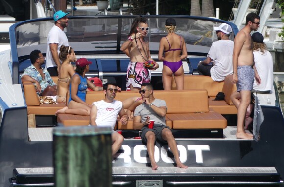Hailey Baldwin passe la journée en bateau avec Joe Jonas et Wilmer Valderrama à Miami, le 7 juillet 2017