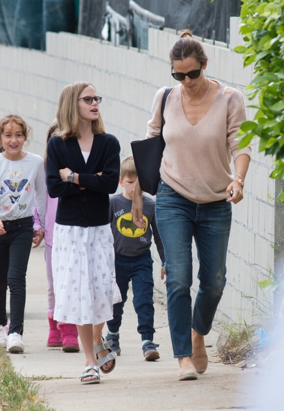Jennifer Garner se promène avec ses enfants (Seraphina, Violet et Samuel) à New York, le 7 mai 2017.