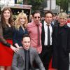 Melissa Rauch, Mayim Bialik, Kaley Cuoco, Jim Parsons, Johnny Galecki, Simon Helberg, Kunal Nayyar - Jim Parsons laisse ses empreintes dans le ciment hollywoodien au TCL Chinese Theater à Hollywood, le 10 mars 2015