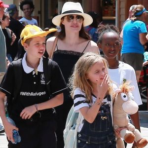 Angelina Jolie à Disneyland pour fêter l'anniversaire des jumeaux Knox et Vivienne (9 ans) à Anaheim, le 12 juillet 2017. Zahara (12 ans) et Shiloh (11 ans) les accompagnent, tandis que Maddox (15 ans) profitait des attractions avec Knox.