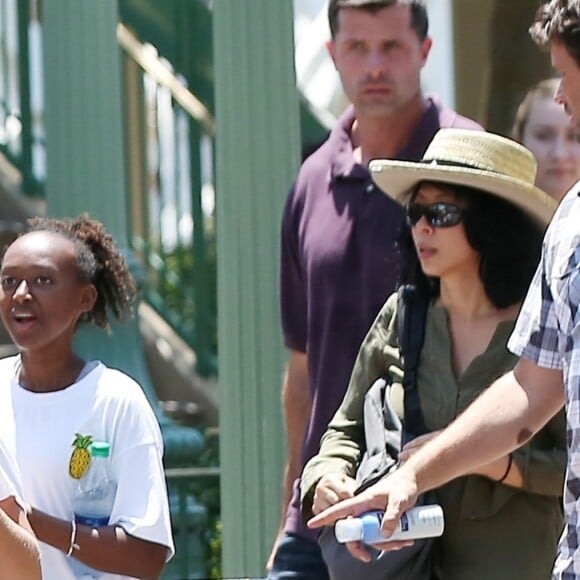 Angelina Jolie à Disneyland pour fêter l'anniversaire des jumeaux Knox et Vivienne (9 ans) à Anaheim, le 12 juillet 2017. Zahara (12 ans) et Shiloh (11 ans) les accompagnent, tandis que Maddox (15 ans) profitait des attractions avec Knox.