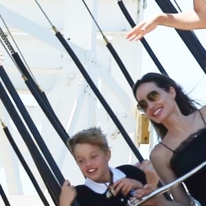 Angelina Jolie à Disneyland pour fêter l'anniversaire des jumeaux Knox et Vivienne (9 ans) à Anaheim, le 12 juillet 2017. Zahara (12 ans) et Shiloh (11 ans) les accompagnent, tandis que Maddox (15 ans) profitait des attractions avec Knox.