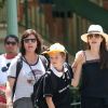 Angelina Jolie à Disneyland pour fêter l'anniversaire des jumeaux Knox et Vivienne (9 ans) à Anaheim, le 12 juillet 2017. Zahara (12 ans) et Shiloh (11 ans) les accompagnent, tandis que Maddox (15 ans) profitait des attractions avec Knox.