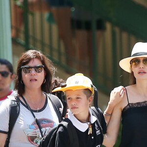 Angelina Jolie à Disneyland pour fêter l'anniversaire des jumeaux Knox et Vivienne (9 ans) à Anaheim, le 12 juillet 2017. Zahara (12 ans) et Shiloh (11 ans) les accompagnent, tandis que Maddox (15 ans) profitait des attractions avec Knox.