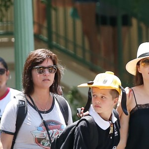 Angelina Jolie à Disneyland pour fêter l'anniversaire des jumeaux Knox et Vivienne (9 ans) à Anaheim, le 12 juillet 2017. Zahara (12 ans) et Shiloh (11 ans) les accompagnent, tandis que Maddox (15 ans) profitait des attractions avec Knox.