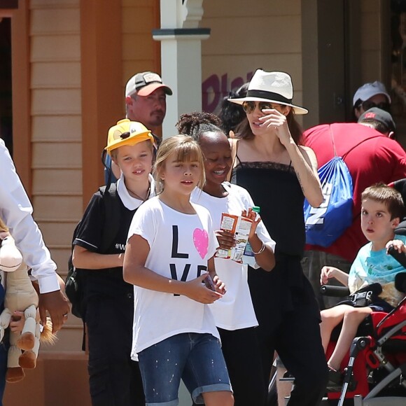 Angelina Jolie à Disneyland pour fêter l'anniversaire des jumeaux Knox et Vivienne (9 ans) à Anaheim, le 12 juillet 2017. Zahara (12 ans) et Shiloh (11 ans) les accompagnent, tandis que Maddox (15 ans) profitait des attractions avec Knox.