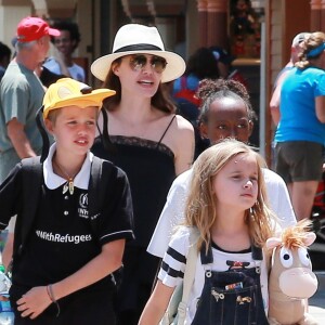 Angelina Jolie à Disneyland pour fêter l'anniversaire des jumeaux Knox et Vivienne (9 ans) à Anaheim, le 12 juillet 2017. Zahara (12 ans) et Shiloh (11 ans) les accompagnent, tandis que Maddox (15 ans) profitait des attractions avec Knox.