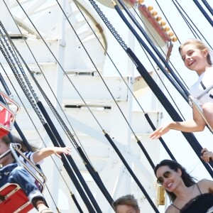 Angelina Jolie à Disneyland pour fêter l'anniversaire des jumeaux Knox et Vivienne (9 ans) à Anaheim, le 12 juillet 2017. Zahara (12 ans) et Shiloh (11 ans) les accompagnent, tandis que Maddox (15 ans) profitait des attractions avec Knox.