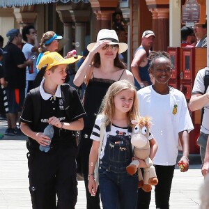 Angelina Jolie à Disneyland pour fêter l'anniversaire des jumeaux Knox et Vivienne (9 ans) à Anaheim, le 12 juillet 2017. Zahara (12 ans) et Shiloh (11 ans) les accompagnent, tandis que Maddox (15 ans) profitait des attractions avec Knox.