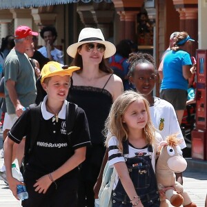 Angelina Jolie à Disneyland pour fêter l'anniversaire des jumeaux Knox et Vivienne (9 ans) à Anaheim, le 12 juillet 2017. Zahara (12 ans) et Shiloh (11 ans) les accompagnent, tandis que Maddox (15 ans) profitait des attractions avec Knox.